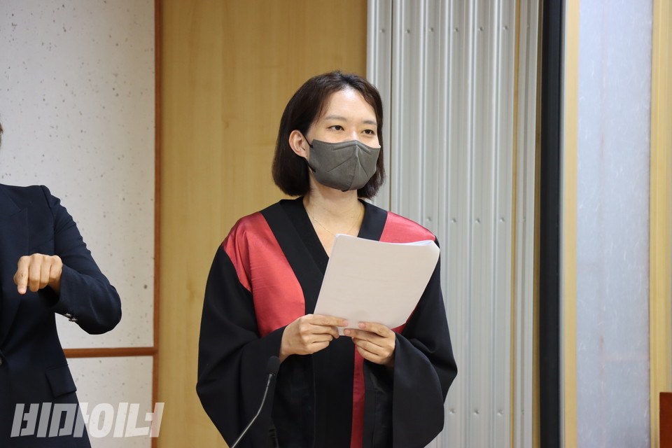 검사 역할을 맡은 김남희 교수. 사진 하민지