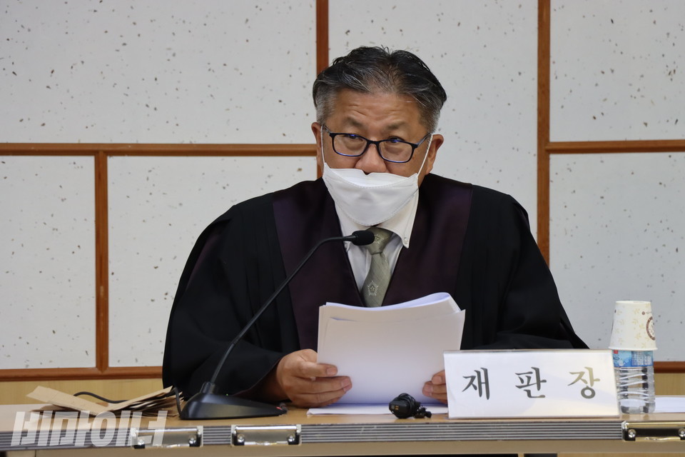 벌금형을 선고하는 재판장. 사진 하민지