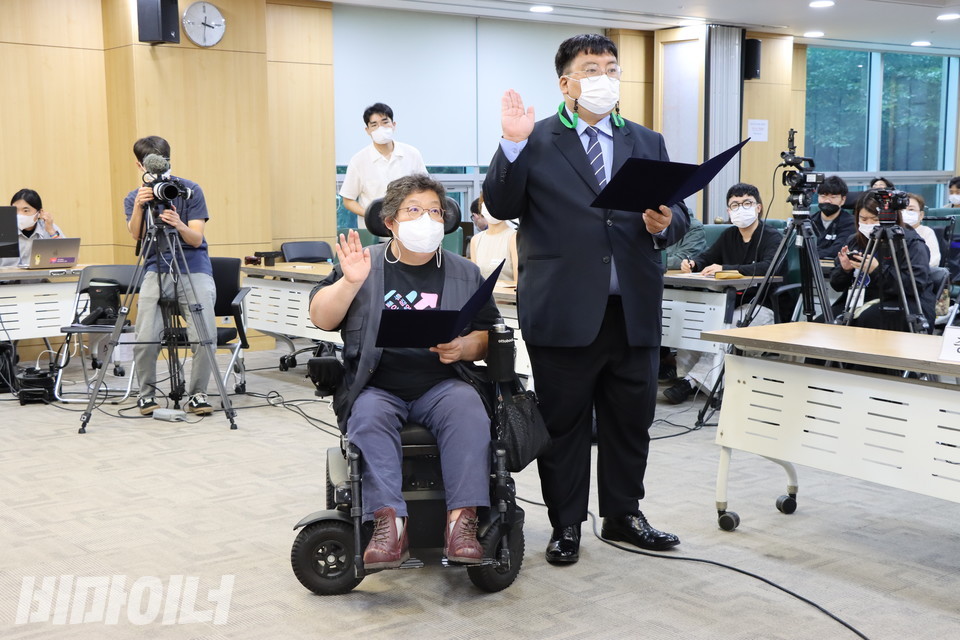 선서를 하는 이형숙 회장(왼쪽)과 박철균 전장연 조직국장(오른쪽). 박철균 국장은 용산서 경찰 ‘박경찰’ 씨를 연기했다. 사진 하민지