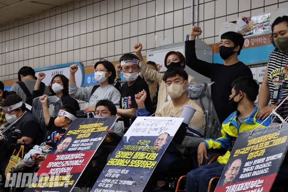 ‘투쟁’을 외치는 활동가들. 사진 하민지