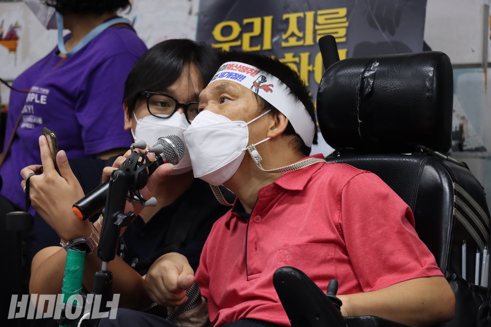 머리에 띠를 두른 김홍기 활동가가 발언하고 있다. 사진 하민지