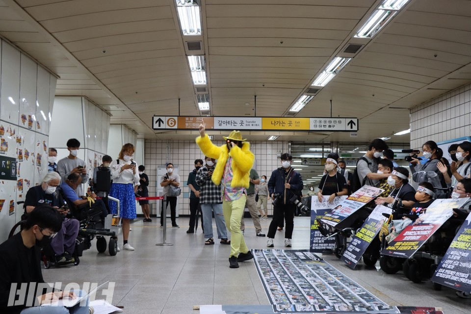 가수 야마가타트윅스터가 기자회견 중 공연하고 있다. 야마가타트윅스터는 김광호 서울경찰청장을 비판하며 “우주 끝까지 투쟁하겠다”는 내용의 노래를 불렀다. 사진 하민지