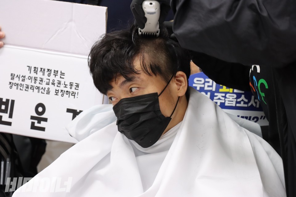 빈운경 활동가가 삭발하고 있다. 사진 하민지