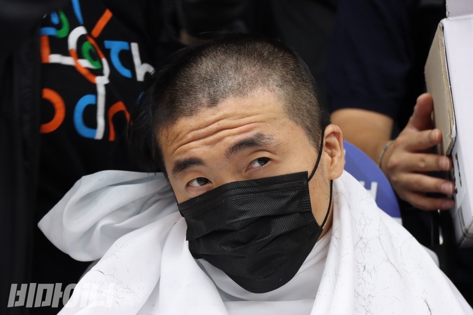 삭발하는 빈운경 활동가. 사진 하민지