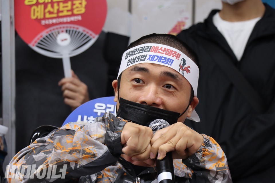 빈운경 활동가가 삭발을 마치고 발언하고 있다. 사진 하민지