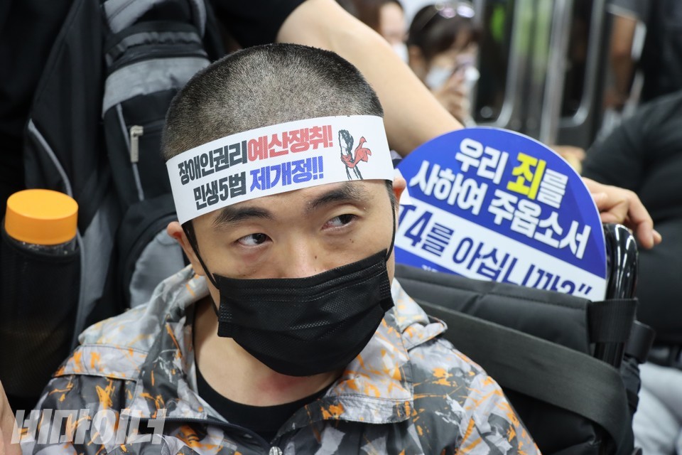 빈운경 활동가는 삭발을 마치고 지하철 투쟁을 진행했다. 사진 하민지