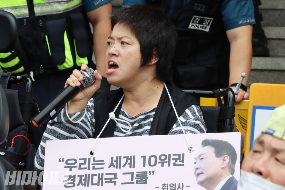 문애린 이음센터 소장은 기자회견에서 억울하다며 크게 분노했다. 사진 하민지