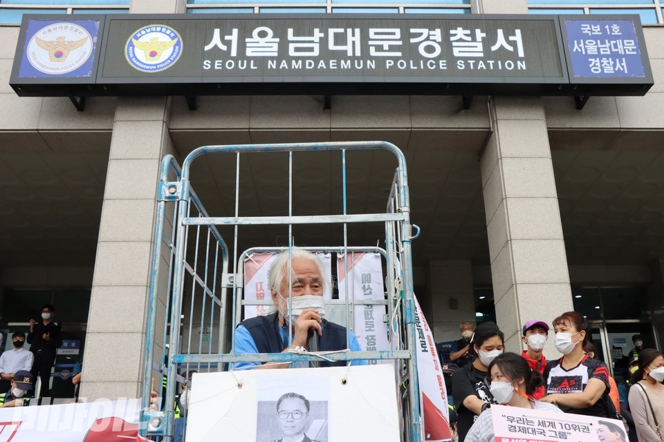 박경석 전장연 상임공동대표가 철장 속에 들어가 발언하고 있다. 사진 하민지
