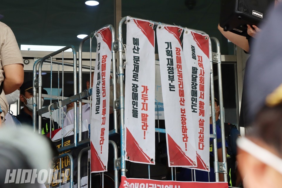 철장 속 박경석 전장연 상임공동대표가 남대문서 수사과장에게 조사를 거부하겠다고 말하고 있다. 사진 하민지