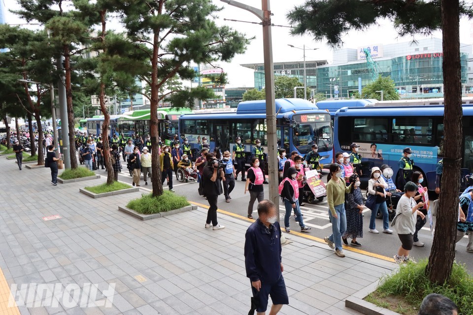 행진하는 활동가들. 사진 하민지