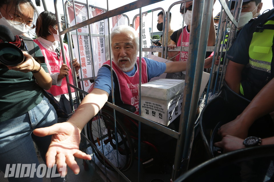 철창에 탄 박경석 대표가 청와대에 들어서려고 하자 경찰이 막아섰다. 박 대표가 이에 대해 항의하고 있다. 사진 강혜민 