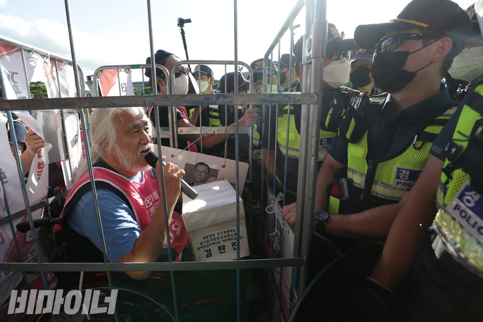박경석 대표가 매표소 직원과 문화재청 직원의 입장 허가에도 물러서지 않는 경찰에 항의하고 있다. 사진 강혜민 