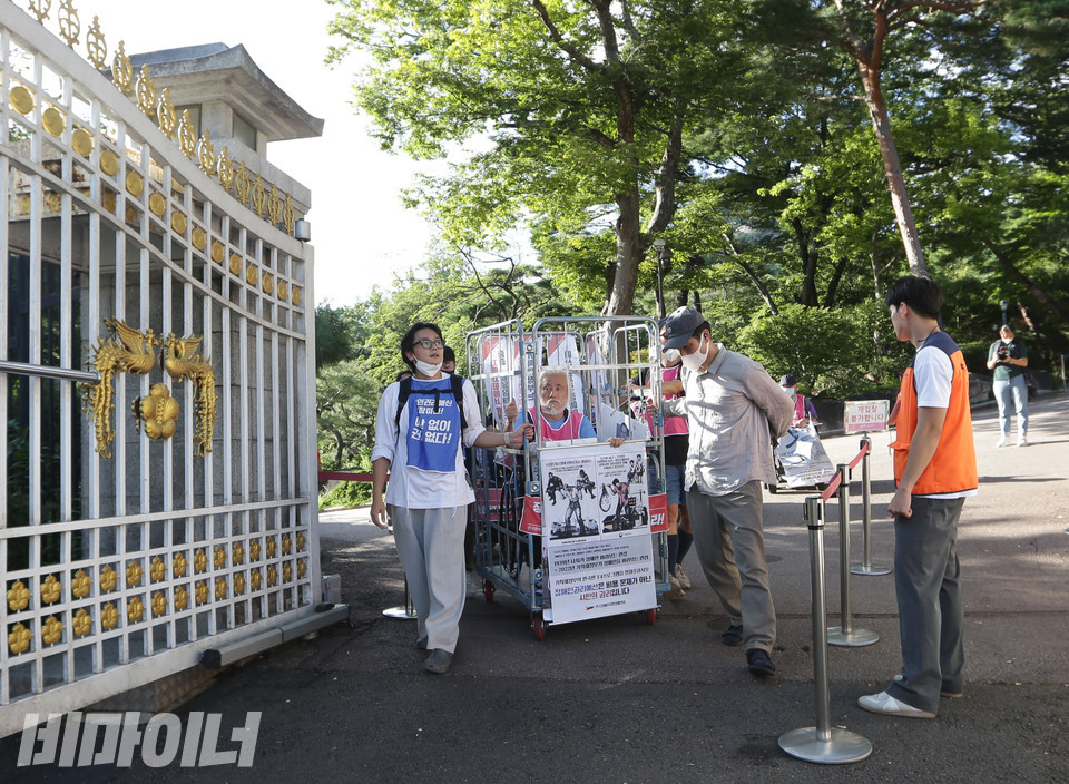 철창을 탄 채 청와대로 들어서는 박경석 대표의 모습. 사진 강혜민 