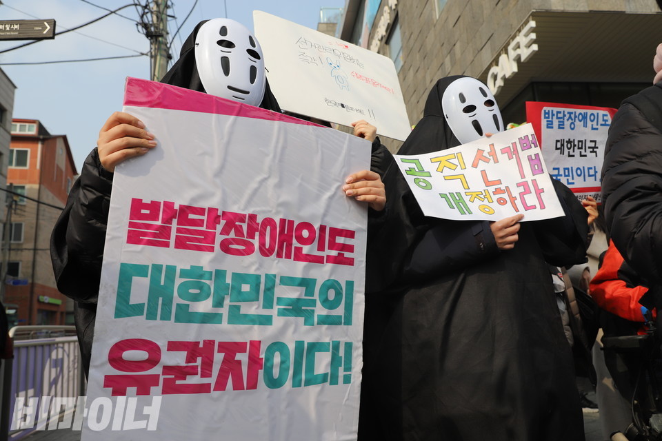 제20대 대통령선거 사전투표 첫날이었던 지난 3월 4일, 김동호 활동가(왼쪽)가 박현철 소장과 함께 가오나시 분장을 하고 기자회견에 참가하고 있다. 김 활동가는 “발달장애인도 대한민국의 유권자이다!”라고 적힌 피켓을 들고 있다. 사진 하민지