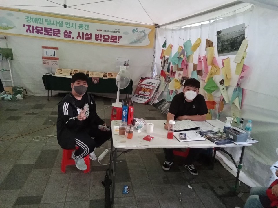 김동호 활동가(왼쪽)와 김대범 활동가가 탈시설지원법 제정 등을 요구하는 여의도 농성장을 함께 지키고 있다. 사진 피플퍼스트서울센터 제공