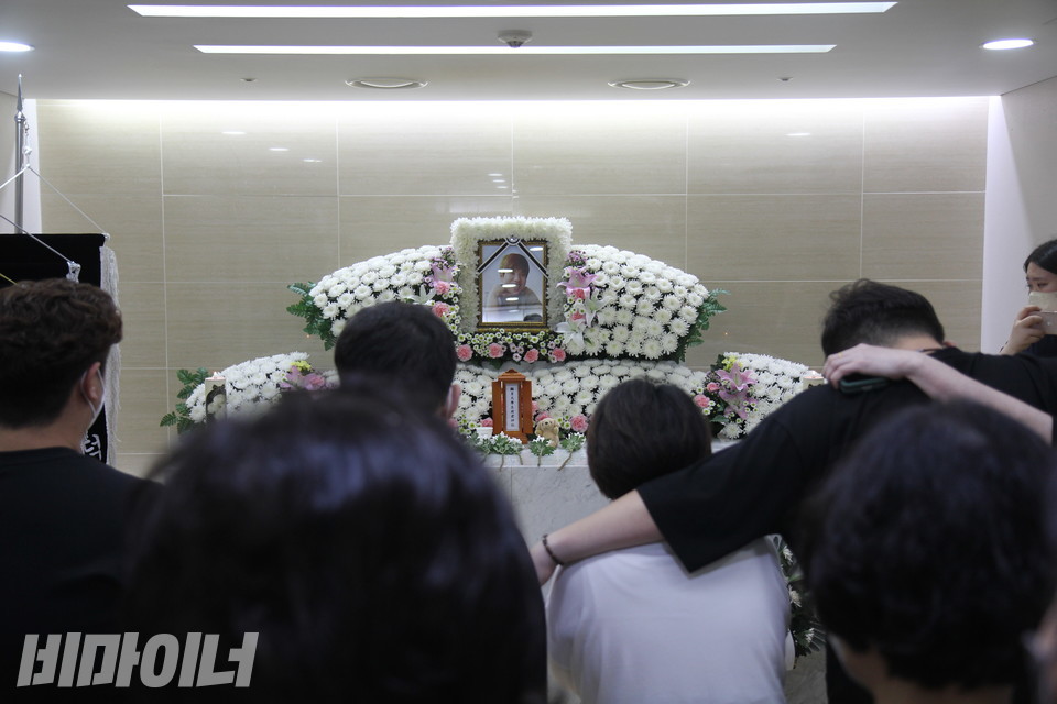 지난 7월 23일, 김동호 활동가의 빈소를 찾은 사람들이 영정사진을 바라보며 그를 추모하고 있다. 사진 이슬하 