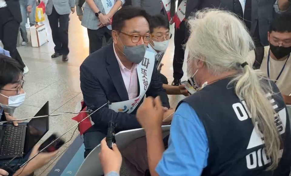 전장연 활동가들이 정진석 국민의힘 비대위원장을 만나 면담요구서를 전달하고 있다. 전장연 페이스북