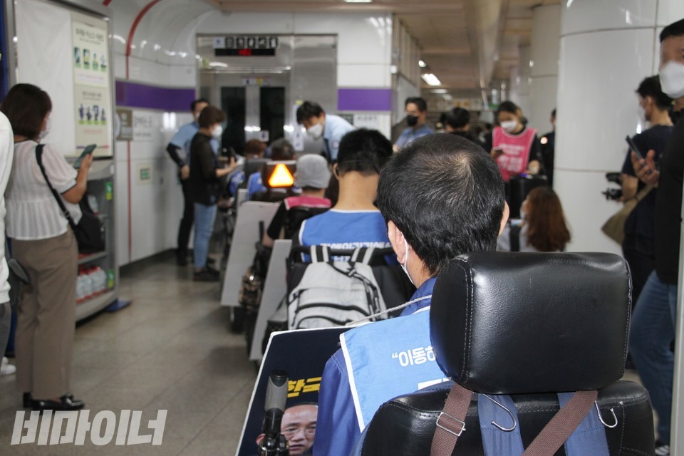 엘리베이터가 한 대밖에 없어 장시간 대기 중인 장애인 활동가들. 사진 하민지