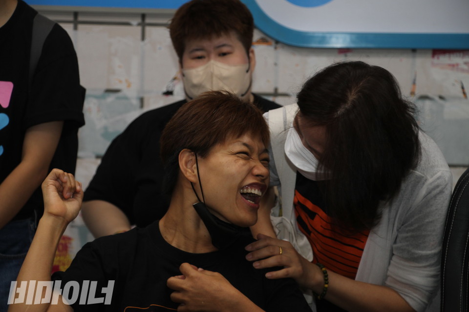 서지원 활동가가 동료들과 함께 환히 웃고 있다. 사진 이슬하