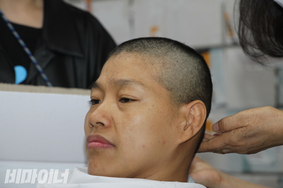 삭발을 마친 서지원 활동가. 사진 이슬하