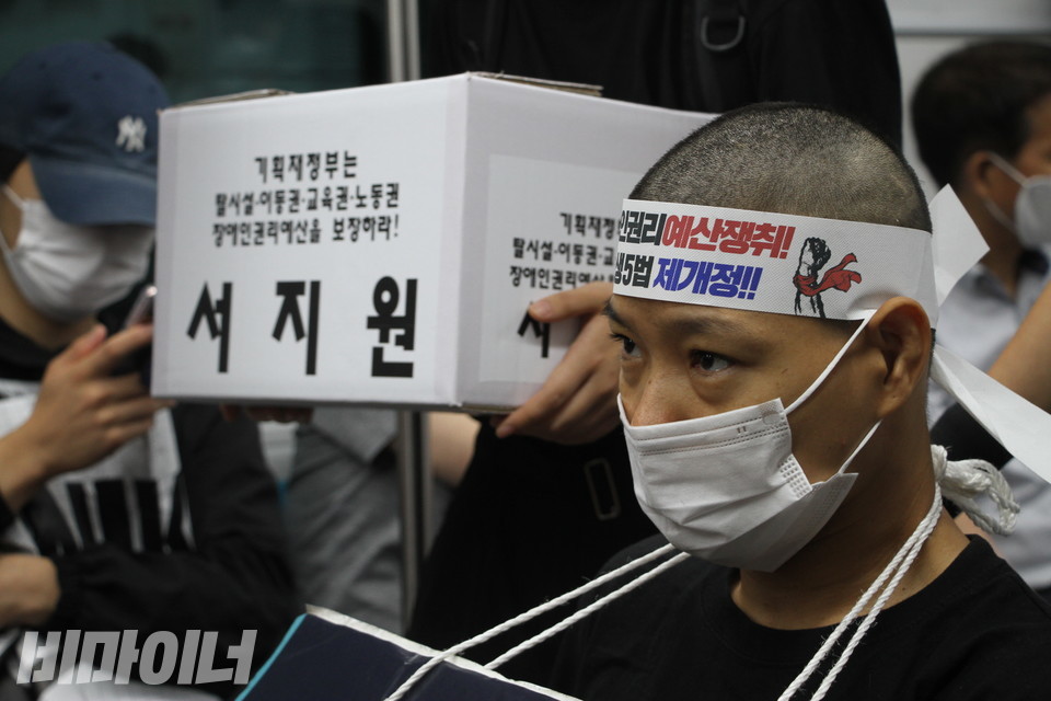 삭발을 마친 서지원 활동가가 정면을 응시하고 있다. 사진 이슬하