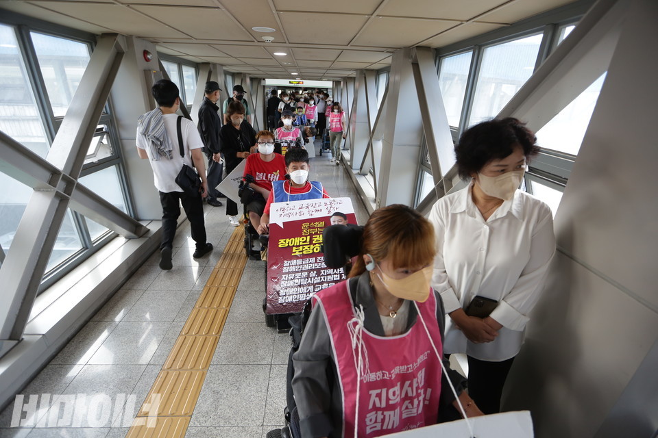 2호선 당산역에서 9호선 국회의사당역으로 환승하기 위해 엘리베이터를 기다리는 사람들. 줄이 매우 길다. 딱 한 대뿐인 엘리베이터에는 휠체어 탄 사람이 두 명밖에 타지 못한다. 사진 강혜민