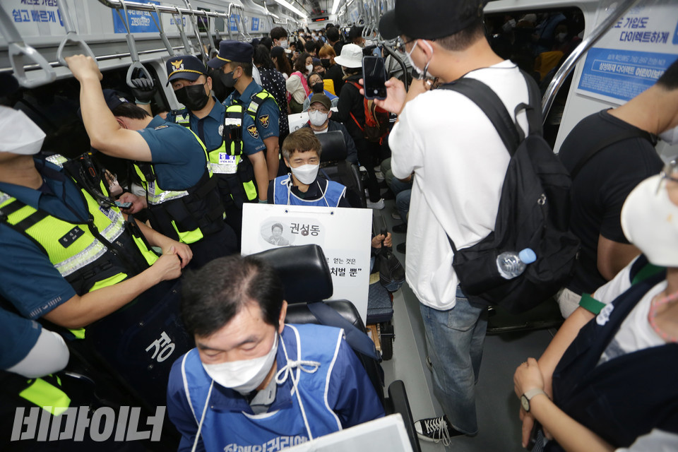 전장연 소속 장애인 활동가들이 김순석 열사 38주기인 19일, 37차 출근길 지하철 타기를 하고 있다. 사진 강혜민