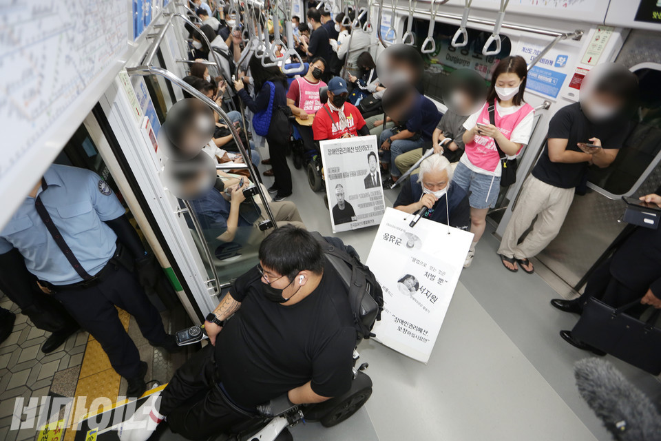 전장연 소속 장애인 활동가들이 김순석 열사 38주기인 19일, 37차 출근길 지하철 타기를 하고 있다. 사진 강혜민