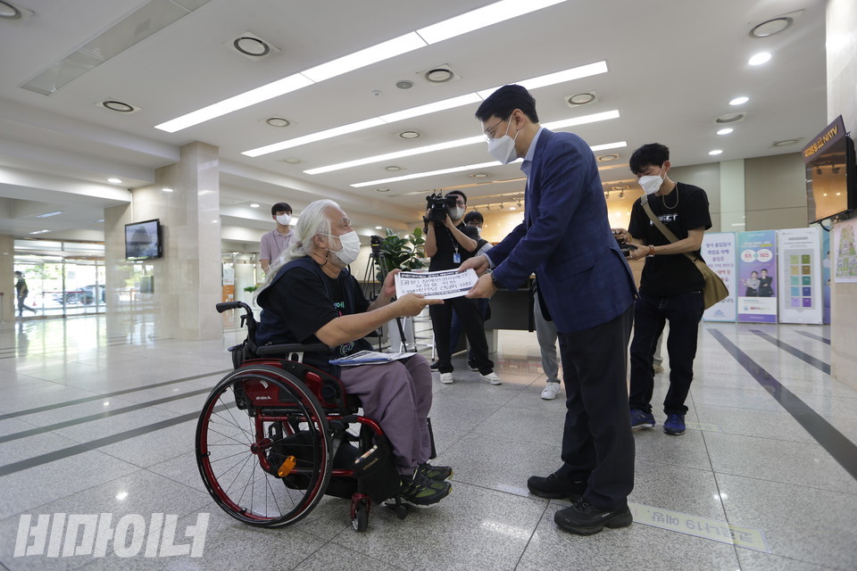 이재명 더불어민주당 당대표 비서실장인 천준호 의원이 간담회 요청 공문을 받고 있다. 사진 강혜민