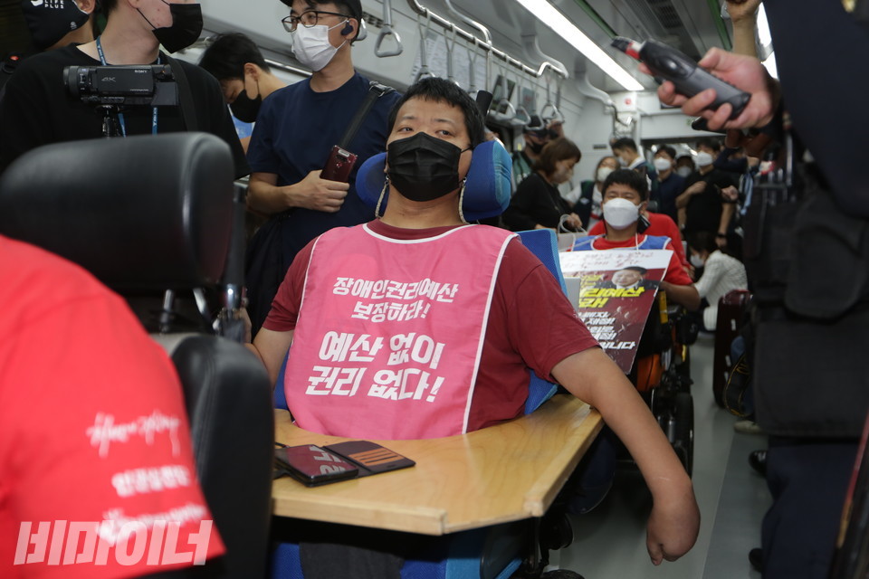 37차 출근길 지하철 타기를 하는 장애인 활동가들. 사진 강혜민 