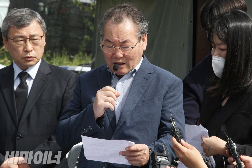 선감학원 피해생존자 김영배 선감학원아동피해대책협의회 회장이 추도사를 낭독하고 있다. 사진 하민지