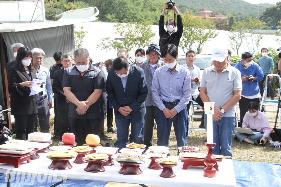 선감학원 피해생존자들이 묵념하고 있다. 사진 하민지