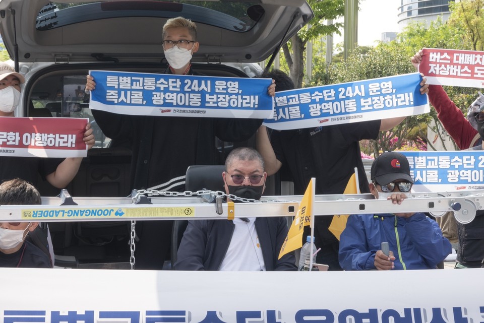 지난 4월 22일, 전북 장애인 150여 명은 전북도청 앞에서 장애인콜택시에 사다리와 쇠사슬을 묶고 장애인 이동권 보장을 외쳤다. 사진 전북420장애인차별철폐공동투쟁단