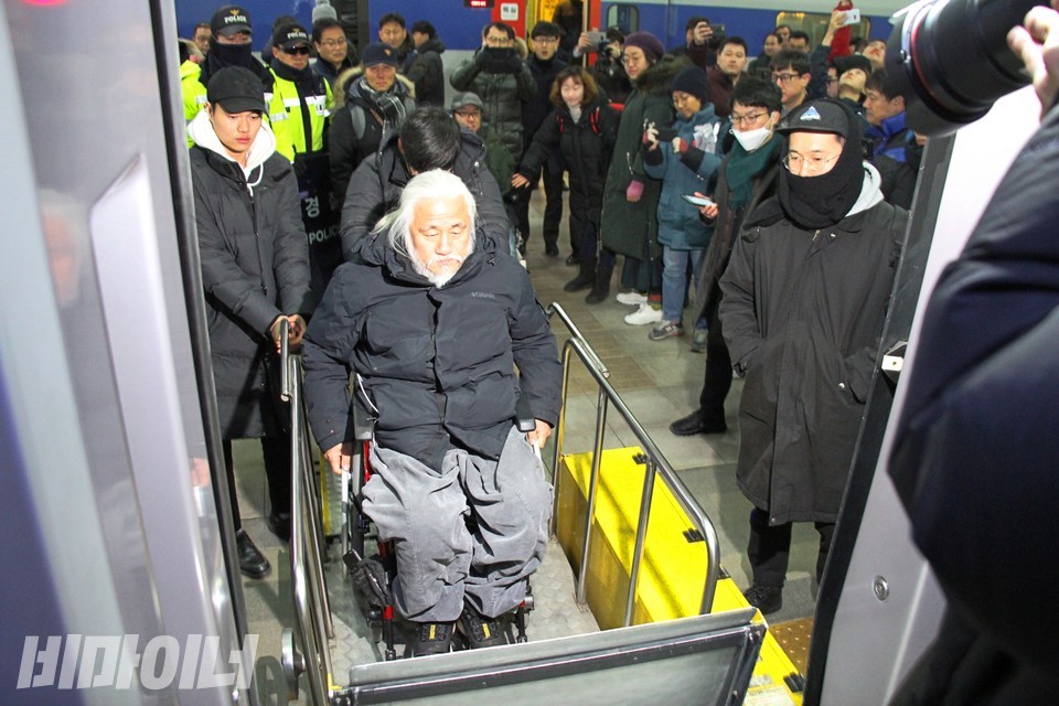 전국장애인차별철폐연대 등은 2018년 12월 28일 서울역에서 기자회견을 열고 장애인은 15분 전 도착해야만 열차 탑승이 가능하다는 내용을 담은 코레일의 ‘교통약자 도우미서비스 관련 내부 규정’은 장애인차별이라고 지적하며, 서울역 대합실에서 탑승장치로 기차에 탑승하기까지 실제 걸리는 시간을 측정했다. 실측해보니 대합실~승차 지점까지는 4분, 탑승장치 작동은 1분이면 충분했다. 사진 비마이너 DB