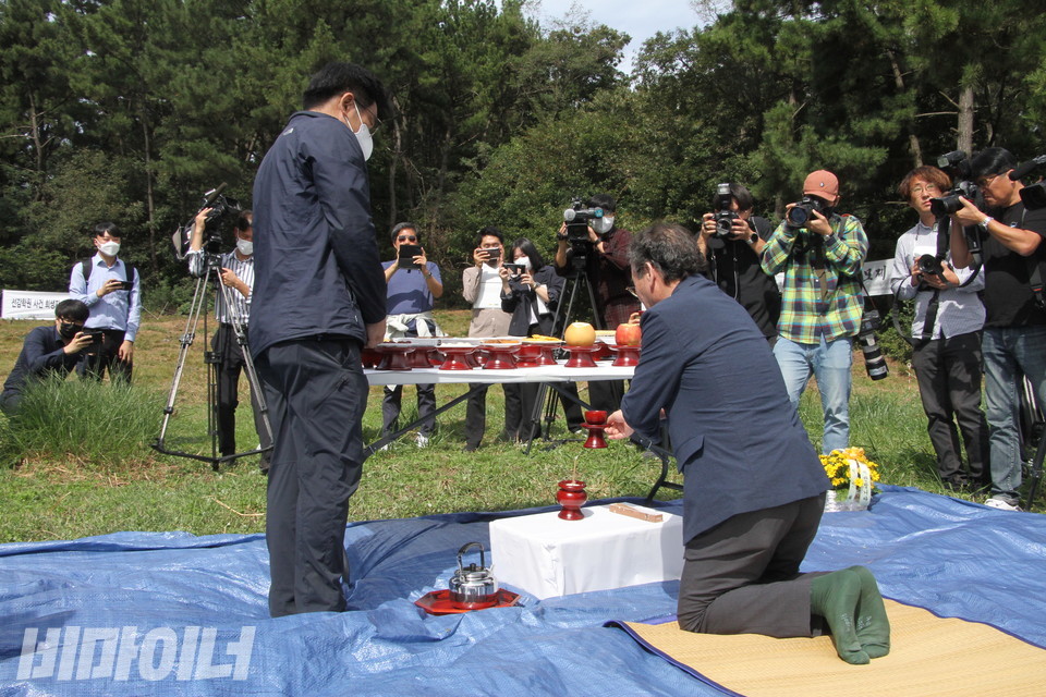김영배 선감학원아동피해대책협의회 회장이 개토제에서 술을 올리고 있다. 사진 하민지