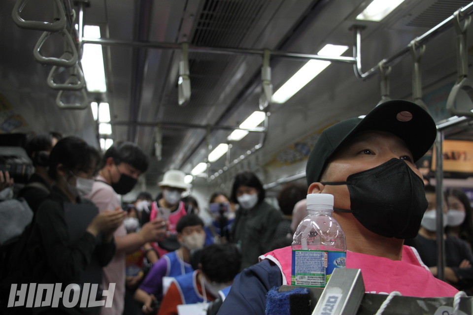 지난 14일 삭발해 모자를 쓴 박지호 노들장애인자립생활센터 권익옹호활동가가 지하철 안에서 허공을 바라보며 생각에 잠겨있다. 사진 이슬하