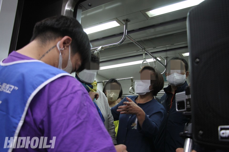 지하철 운행이 지연되자 화가 난 승객들이 거칠게 항의하고 있다. 이를 듣고 있는 유진우 노들장애인자립생활센터 활동가가 고개를 떨구고 있다. 사진 이슬하