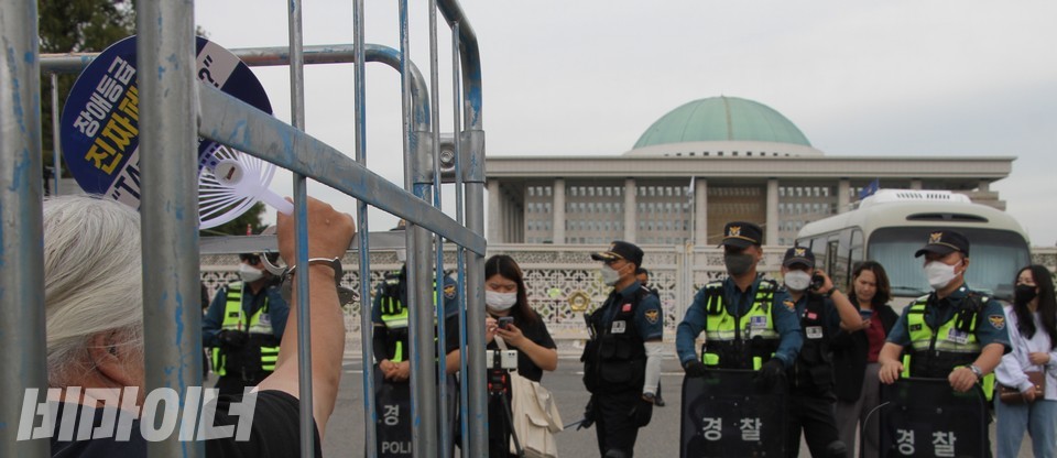 철창에 갇혀있는 박경석 대표 너머로 국회의사당 건물이 보인다. 사진 이슬하