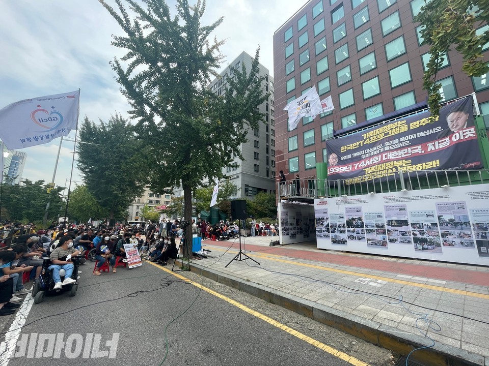 T4철폐농성장에서 장애인권리예산 쟁취 결의대회가 열렸다. 사진 하민지