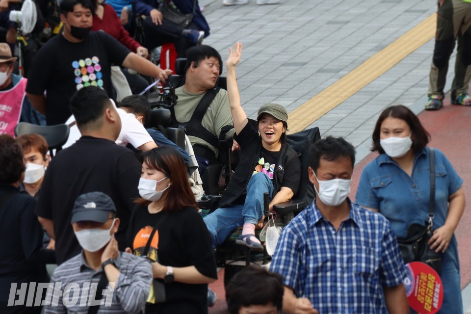 문애린 이음장애인자립생활센터 소장이 환호를 보내고 있다. 사진 하민지
