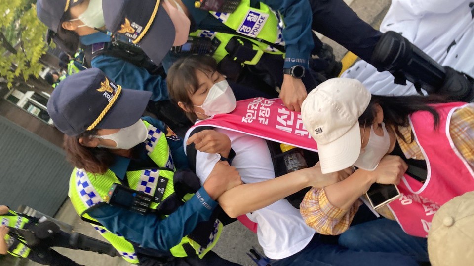 활동가들을 강제로 끌어내는 경찰. 사진 한국장애인자립생활센터협의회