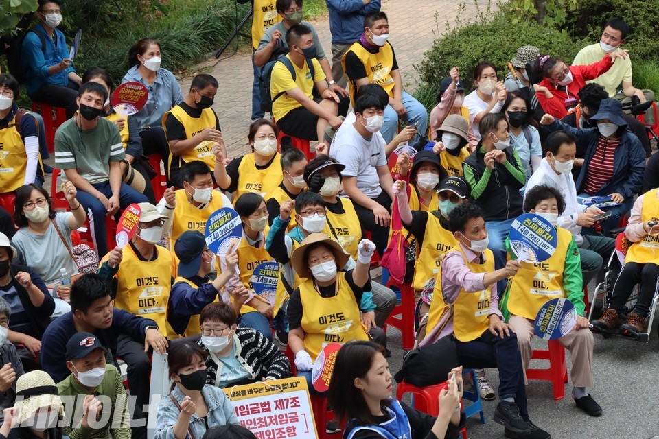 권리중심공공일자리 노동자들이 ‘투쟁’을 외치고 있다. 사진 하민지