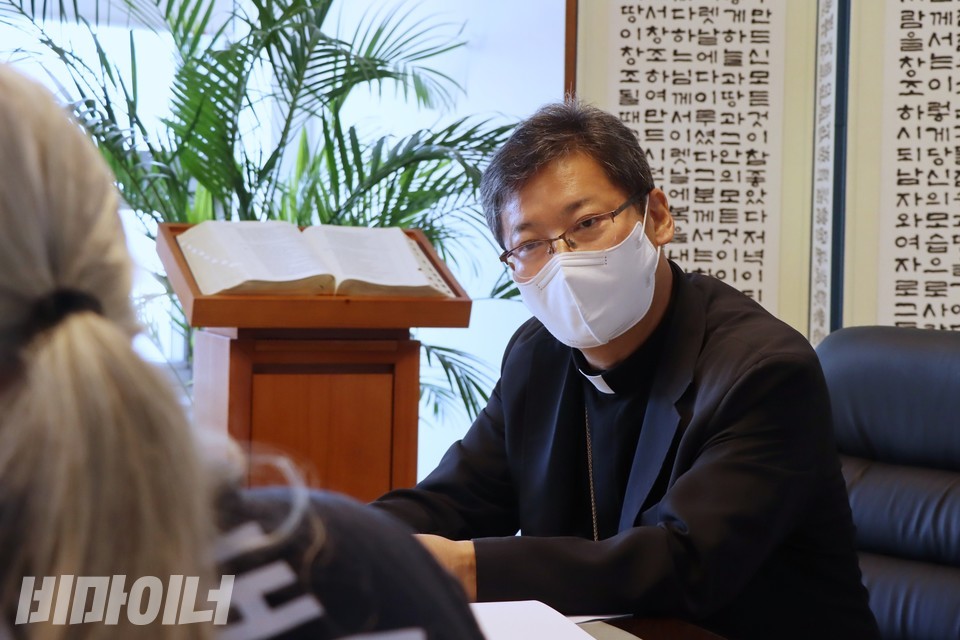 정순택 대주교가 박경석 전장연 상임공동대표를 바라보고 있다. 사진 하민지