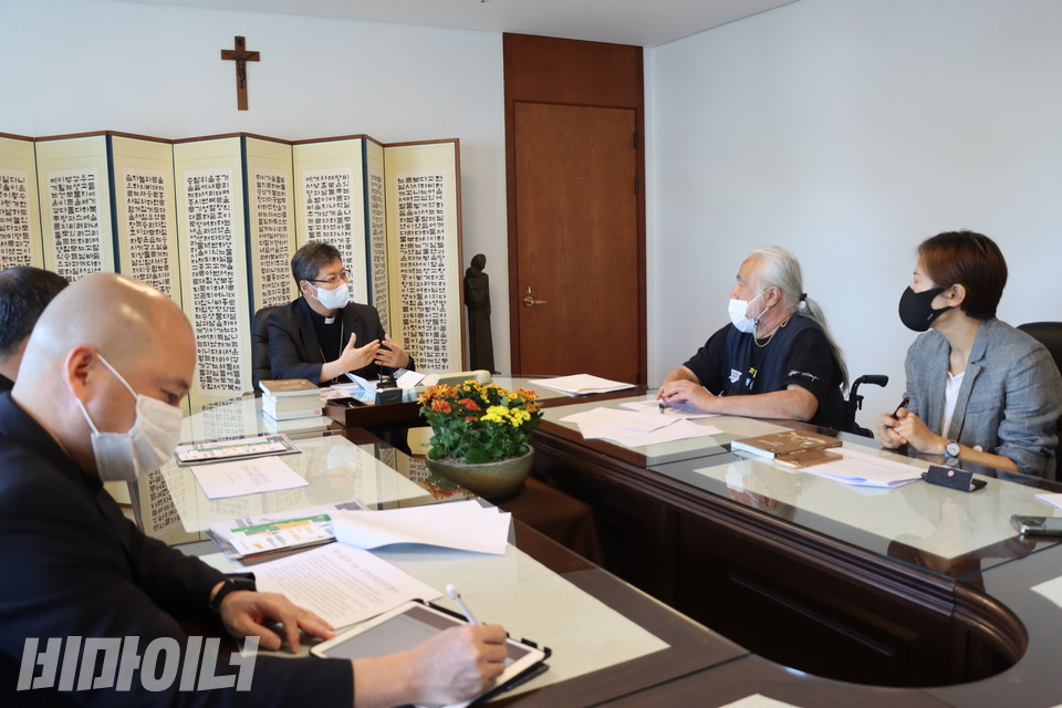 정순택 대주교와 면담 중인 장애인운동단체 활동가들. 사진 하민지