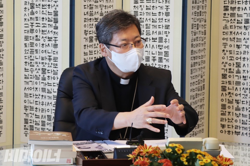 정순택 대주교가 발언 중이다. 사진 하민지