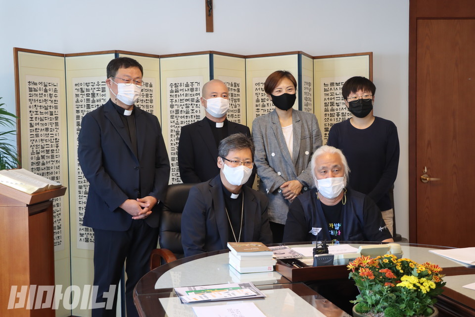 면담 참여자들 단체 사진. 사진 하민지