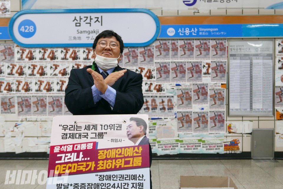 박철균 조직국장이 ‘21년 외쳤다’ 노래에 맞춰 율동을 선보이고 있다. 사진 양유진