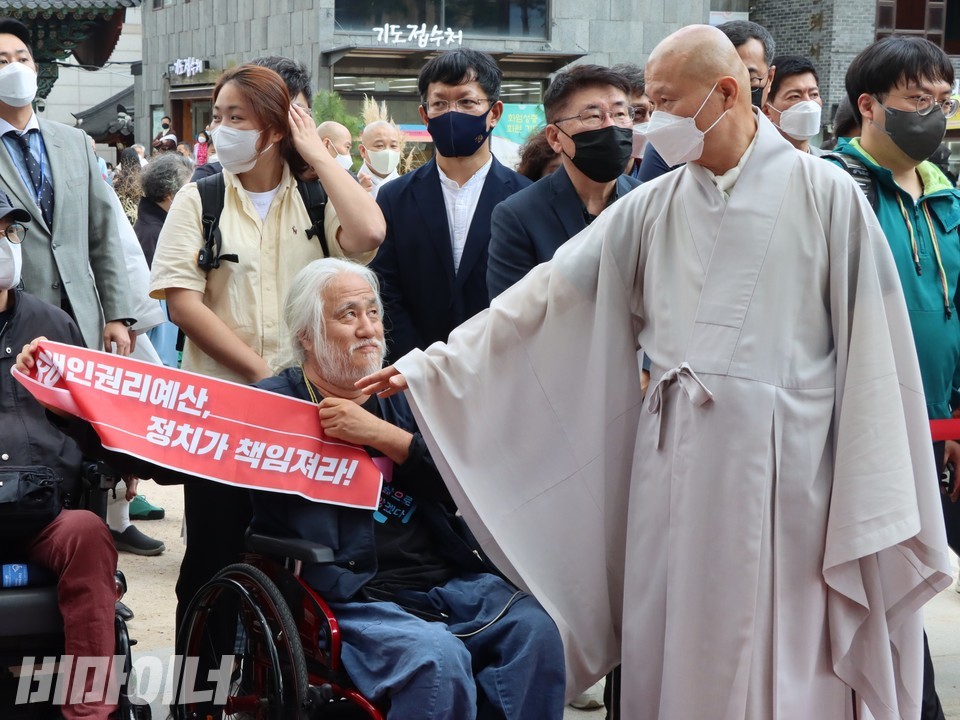 조계사 관계자가 박경석 대표의 피케팅을 막아서고 있다. 사진 하민지