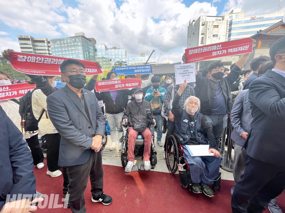 피켓을 펼치고 주호영 원내대표를 향해 면담에 응하라고 외치는 활동가들. 사진 하민지