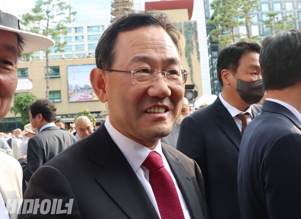 주호영 원내대표가 웃고 있다. 사진 하민지